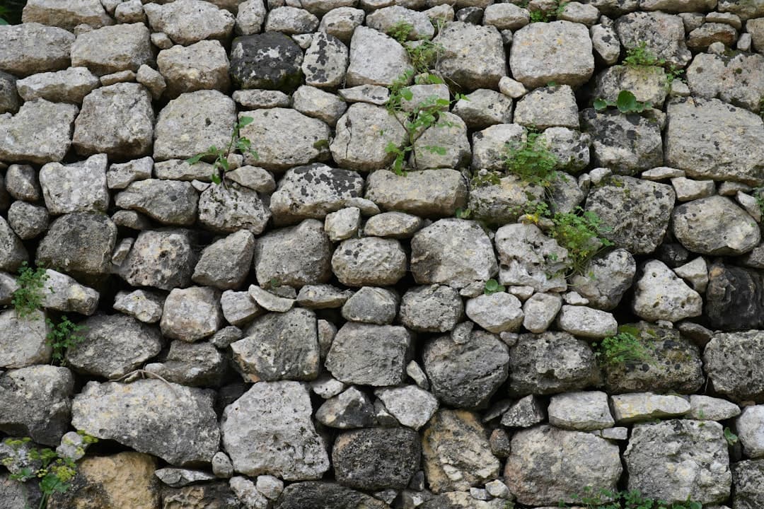 Kallmurad stenmur i natursten — närbild av friktion och fog