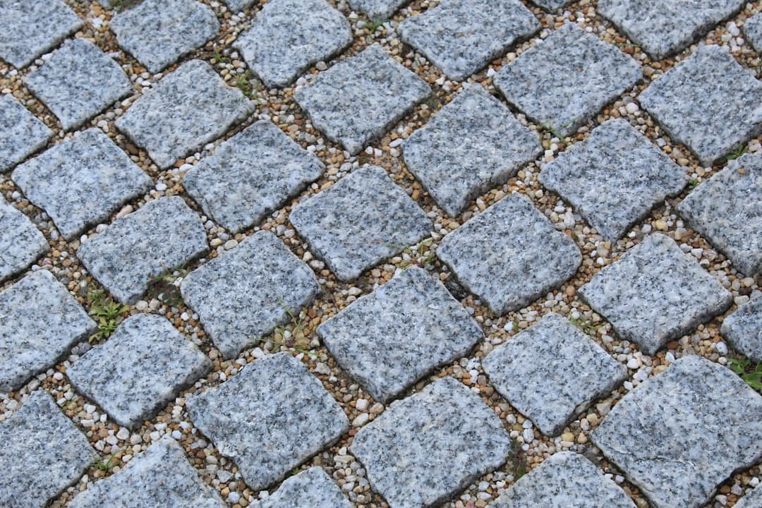 Granitsmågatsten lagd i diagonalt mönster med grus i fogarna