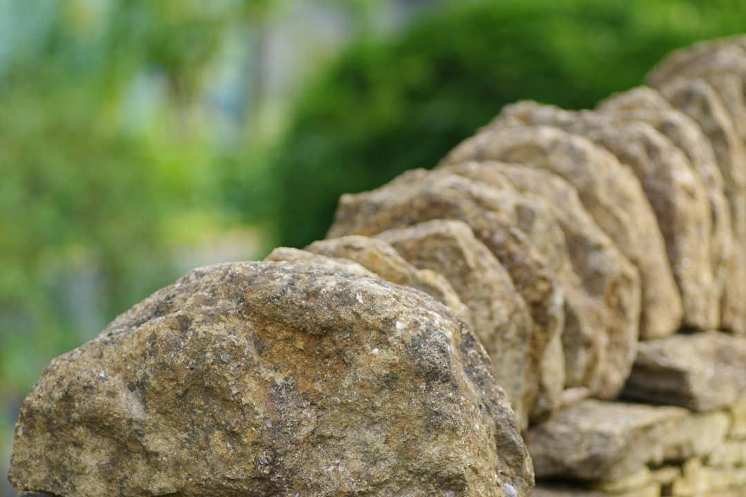 Närbild på sandfärgad kallmurad stenmur